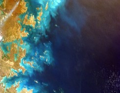  صوت الإمارات - توهج شمسي يضرب الأرض مع أضواء شمالية مرئية عبر العالم