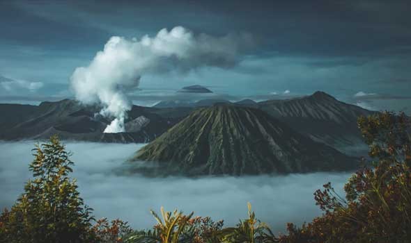ثوران بركان في جزيرة جاوة الإندونيسية اليوم