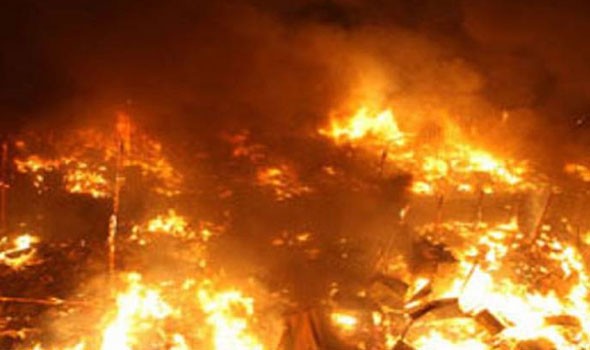  صوت الإمارات - السيطرة علي حريق مستودع أخشاب في رأس الخور