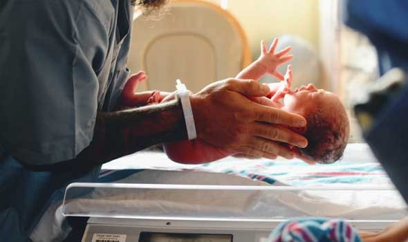  صوت الإمارات - ولادة طفل بحالة وراثية نادرة تمنعه حتى من البكاء