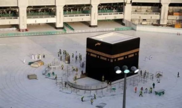  صوت الإمارات - إزالة علامات التباعد الاجتماعي في المسجد الحرام بعد فرضها منذ عامين