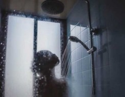  صوت الإمارات - باحثون يؤكدون أن إغلاق غطاء المرحاض لا يحمي من انتشار الرذاذ في كافة أرجاء الحمام