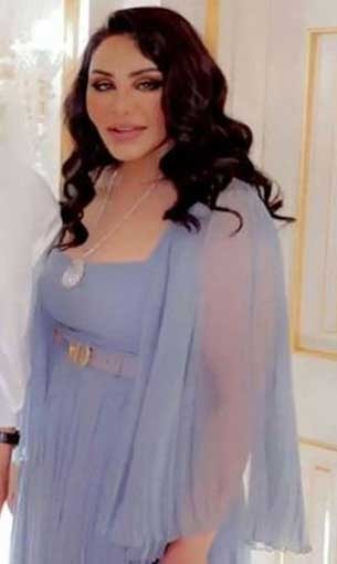  صوت الإمارات - الفنانة أحلام بإطلالة جميلة وأنثوية بفستان باللون الأزرق
