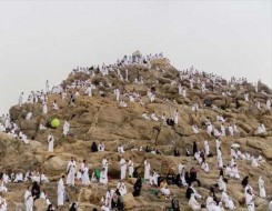  صوت الإمارات - توافد أفواج الحجاج إلى مشعر منى لرمي جمرة العقبة وسط انسيابية في الحركة وتنظيم دقيق