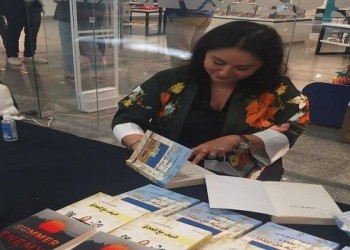  صوت الإمارات - الأديبة السورية شهلا العجيلي توقّع كتابها صيف مع العدو في مكة مول