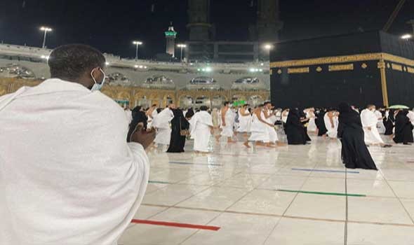  صوت الإمارات - أمطار غزيرة على المصلين في الحرم المكي والأرصاد السعودية تحذر من السيول في عدة مناطق
