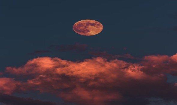 أنباء كسوف القمر في ٨ دول عربية إشاعة حظيت بالإهتمام على وسإئل التواصل