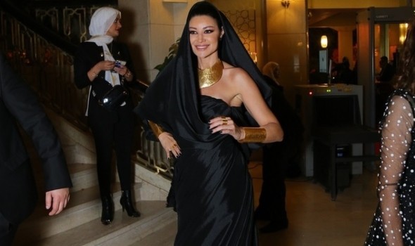 النجمات العرب يخترن موضة الفساتين الموصولة بأغطية الرأس في مهرجان القاهرة 2022