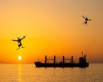 صوت الإمارات - إصابة سفينة شحن بمقذوف مجهول قرب سواحل عُمان والتحقيقات جارية لكشف ملابسات الحادث