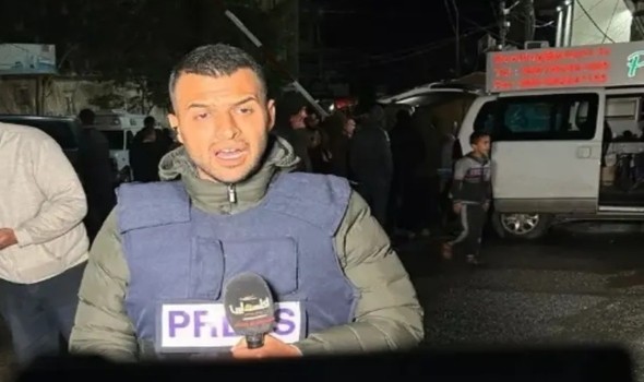 مراسل تلفزيون فلسطين عمر الداهودي يسقط أرضًا على الهواء