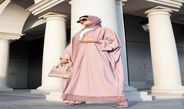  صوت الإمارات - الأزياء المحتشمة تُبرز جمال المرأة بأسلوب يتناسب مع قيمها خلال رمضان