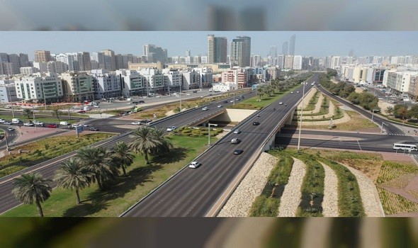 بلدية مدينة أبوظبي تنجز أعمال تركيب الإنارة التجميلية لجسر دلما