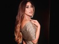  صوت الإمارات - تألقي في عيد الحب بإطلالات الفساتين المعدنية البراقة
