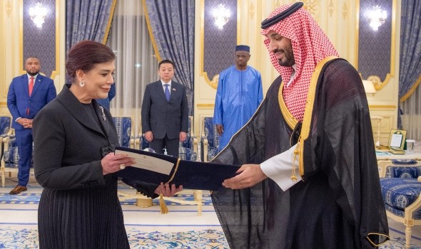  صوت الإمارات - ولي العهد السعودي يستقبل صفية السهيل و يقبل إعتمادها كسفير فوق العادة لبغداد في المملكة
