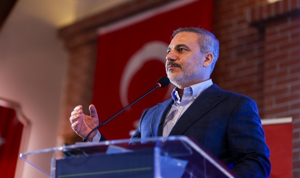 وزير الخارجية التركي يؤكد أن العالم يدفع ثمن الحرب في الشرق الأوسط