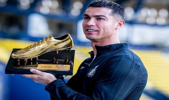  صوت الإمارات - رونالدو يرحب بانضمام محمد صلاح إلى النصر ويؤجل الحسم لنهاية الموسم