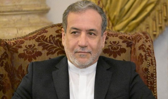 عراقجي يصف قصف خزانات الوقود في طهران من قبل إسرائيل بأنه جريمة حرب