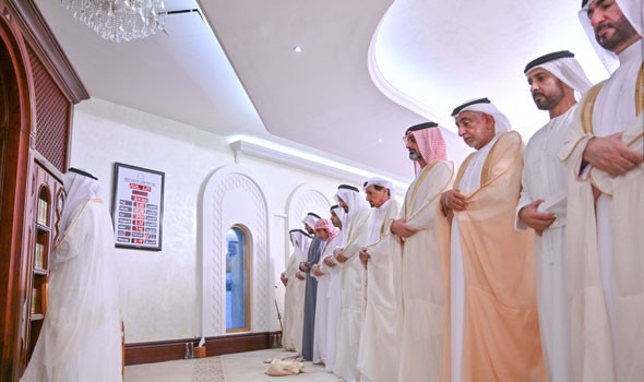  صوت الإمارات - حاكم عجمان وولي عهده يؤديان صلاة عيد الفطر في مسجد قصر الزاهر