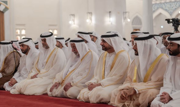  صوت الإمارات - حاكم الشارقة يؤدي صلاة عيد الفطر في مسجد الإمارة