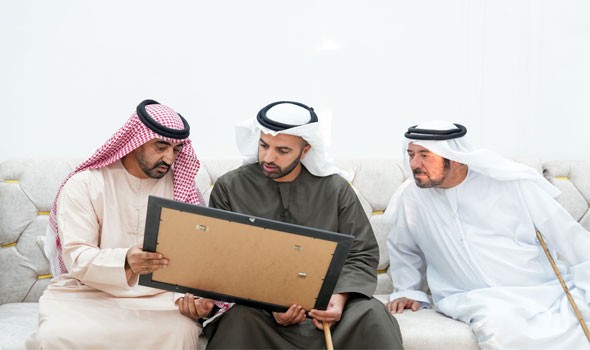  صوت الإمارات - ولي عهد رأس الخيمة يزور المواطن أحمد علي بن حسون الحبسي
