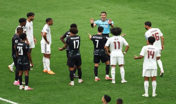  صوت الإمارات - إيقاف لاعب منتخب قطر عاصم ماديبو خمس مباريات بسبب الإصابة الخطيرة لإسماعيل كوني