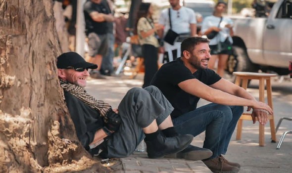 صوت الإمارات - صُنّاع مسلسل "الأمير" يفاجئون أحمد عز بالاحتفال بيوم ميلاده الـ55 في كواليس التصوير