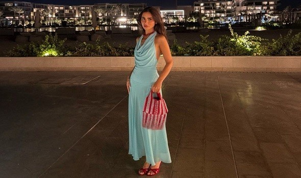  صوت الإمارات - الحذاء الأحمر يعزّز أنوثة وجاذبية إطلالات النجمات هذا الموسم