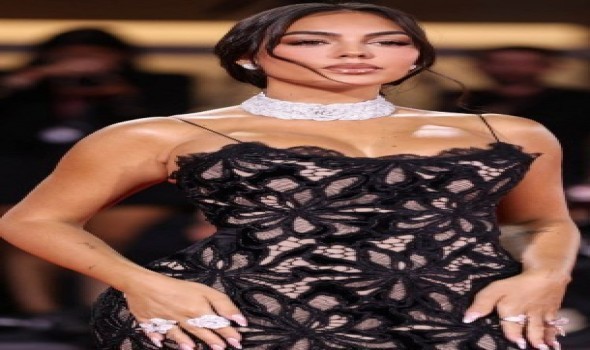  صوت الإمارات - جورجينا تخطف الأنظار في مهرجان فينيسيا بإطلالة مختلفة بعد زواجها من رونالدو