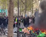  صوت الإمارات - متظاهرون يغلقون مدخل متحف اللوفر في باريس احتجاجا على قمع الشرطة