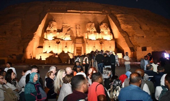  صوت الإمارات - نحو سبعة آلاف سائح وزائر يشهدون ظاهرة تعامد الشمس على وجه الملك رمسيس الثاني في أسوان